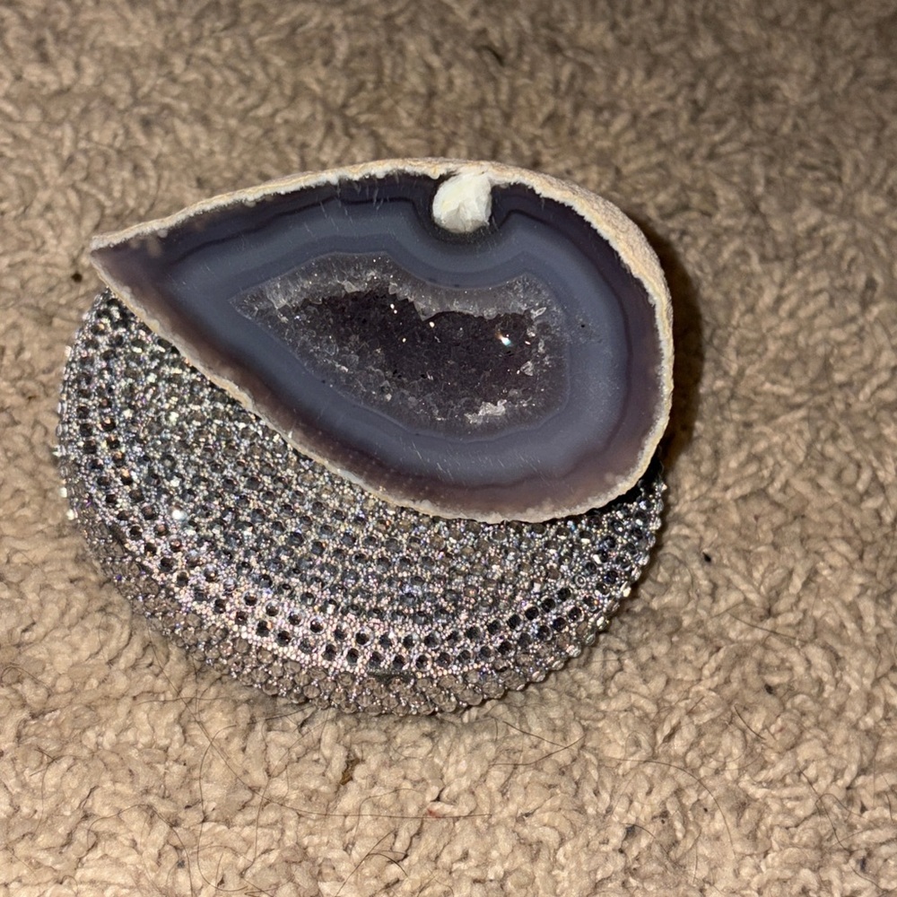 Purple agate geod